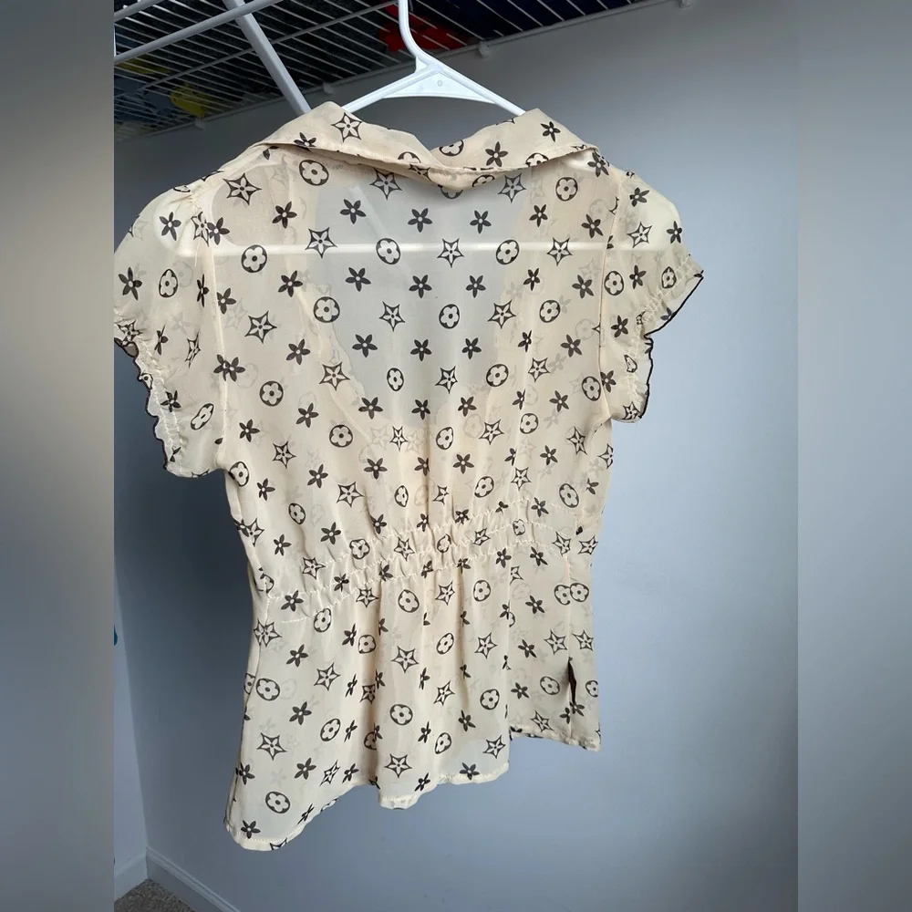 Cream Ruffle Button-Front Short Sleeve Blouse - Picture 2 of 7